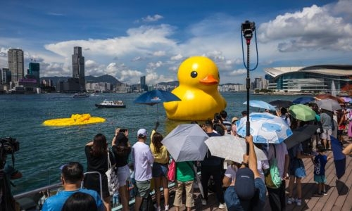 Giant rubber duck no match for Hong Kong's baking heat