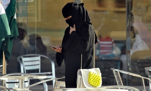 Expat man molest Saudi woman at mall Expat man molest Saudi woman at mall