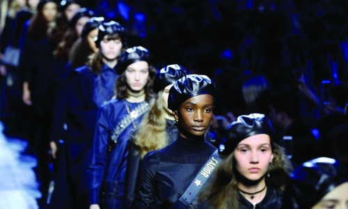 Dior in blue jeans raises the black beret of revolt