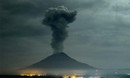 Thousands evacuated from Vanuatu island as volcano erupts
