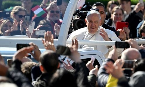 Tens of thousands gather for pope's mass in Hungary Tens of thousands gather for pope's mass in Hungary