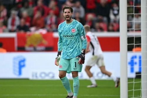 Paris FC sign Germany goalkeeper Trapp 