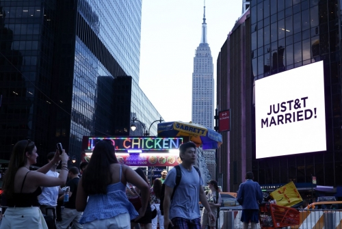 Taylor Swift fans spark buzz by buying garbage from wedding venue Taylor Swift fans spark buzz by buying garbage from wedding venue
