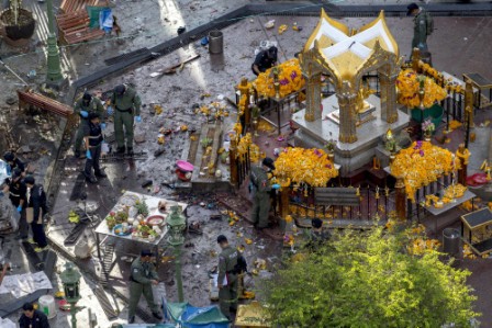 Bangkok bomb shrine reopens as police hunt suspect