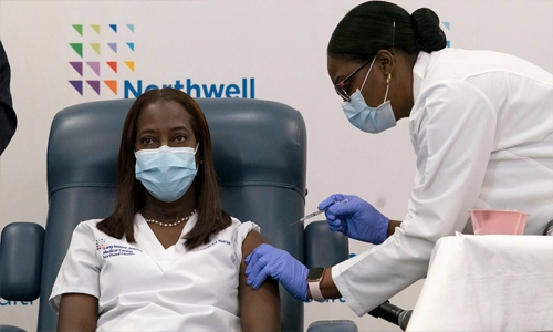 New York nurse given COVID-19 vaccine as US rollout begins New York nurse given COVID-19 vaccine as US rollout begins