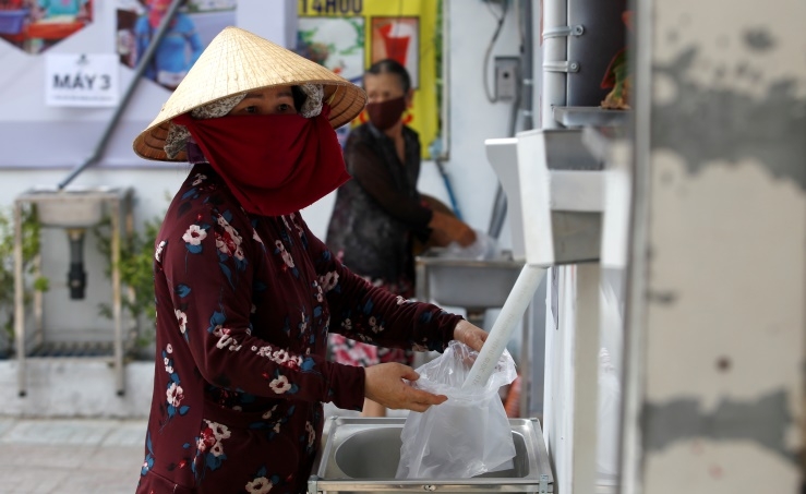 'Rice ATM' feeds Vietnam's poor amid virus lockdown 'Rice ATM' feeds Vietnam's poor amid virus lockdown