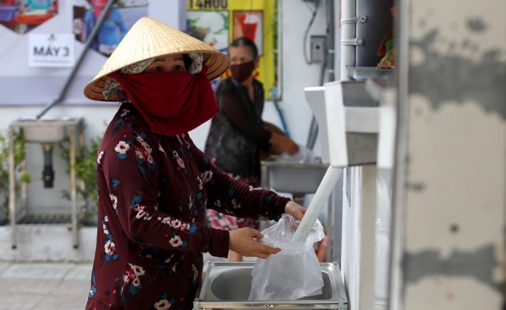 'Rice ATM' feeds Vietnam's poor amid virus lockdown