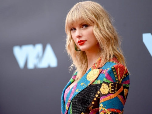 Taylor Swift makes Billboard 200 history 