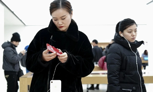 Why my Chinese dad switched from an iPhone to a Huawei? Why my Chinese dad switched from an iPhone to a Huawei?