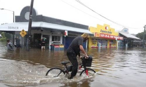 Thousands of Australians flee homes as floods inundate towns