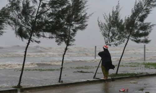 'Severe' Typhoon Doksuri pounds central Vietnam 'Severe' Typhoon Doksuri pounds central Vietnam