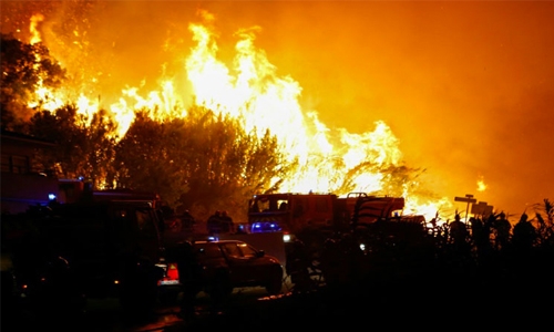 Hundreds flee as fire rages in southern France Hundreds flee as fire rages in southern France