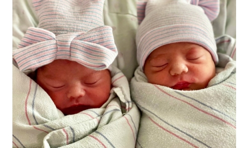 US woman gives birth to twins 15 minutes apart; son born in 2021, daughter in 2022