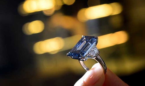 Rare blue diamond aims for record price at Geneva auction Rare blue diamond aims for record price at Geneva auction