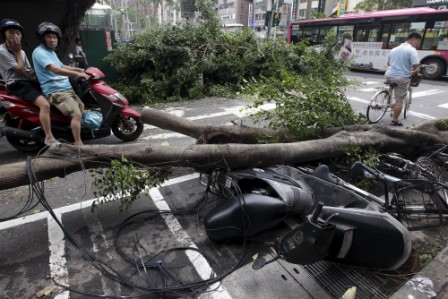 Super typhoon kills three, injures hundreds in Taiwan Super typhoon kills three, injures hundreds in Taiwan