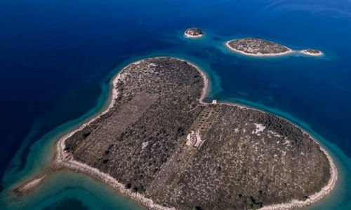 Perfect Valentine's Day gift? Part of heart-shaped island now up for sale Perfect Valentine's Day gift? Part of heart-shaped island now up for sale
