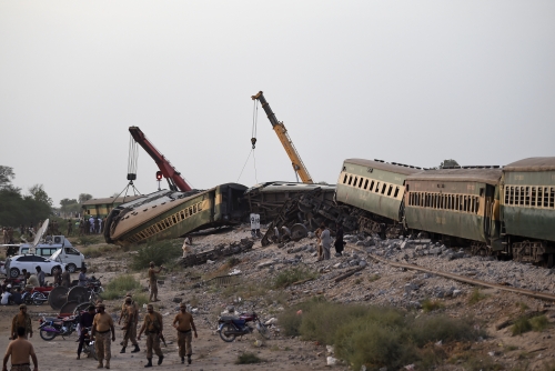 At least 28 killed after train derails in southern Pakistan 