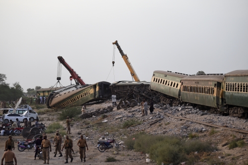 At least 28 killed after train derails in southern Pakistan 