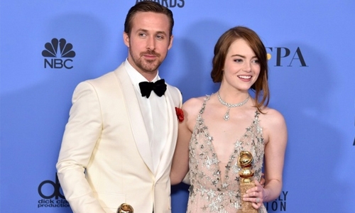 'La La Land' waltzes to big victory at Golden Globes