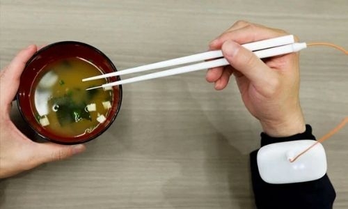 Electric chopsticks that can make food taste saltier developed in Japan