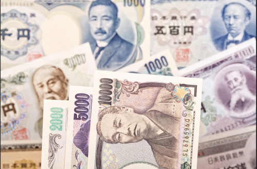 Yen Slides Toward Key Level as Middle East Tensions Boost Dolla
