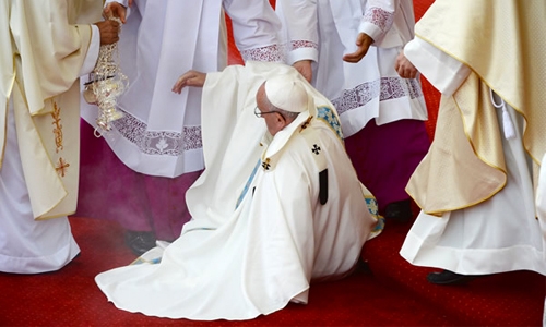 Pope Francis falls in Poland, escapes injury