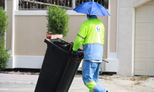 Southern Area Municipality distributes umbrella hats to workers