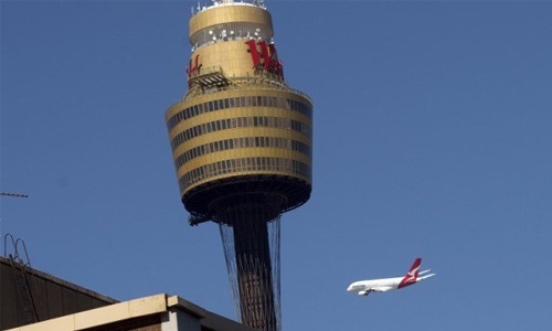 Qantas A380 turns back to LA after engine fails