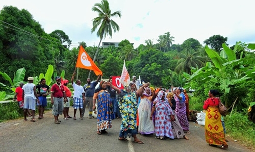 French Mayotte islanders force foreigners from their homes