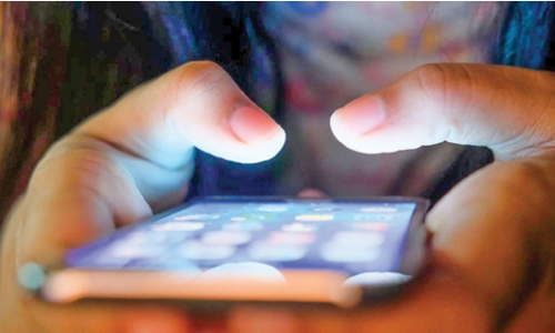 Mobile phones are killing our attention spans, ruining public discourse Mobile phones are killing our attention spans, ruining public discourse