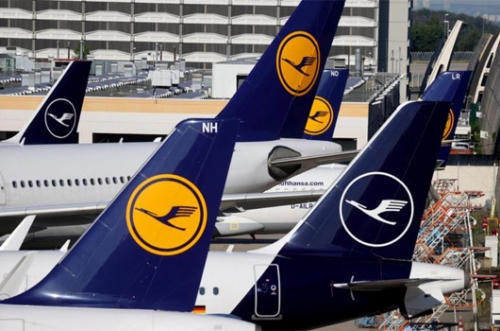 Lufthansa warns of higher cash drain, restructuring costs in fourth quarter Lufthansa warns of higher cash drain, restructuring costs in fourth quarter
