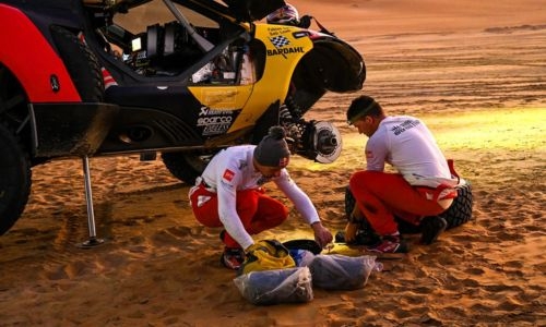 Loeb enjoys Dakar rest day with Sainz in his sights