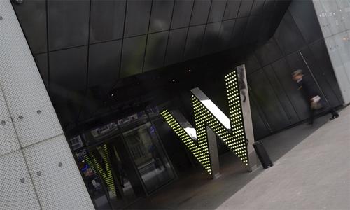 Pedestrian seriously injured by sofa falling 130ft from luxury London hotel Pedestrian seriously injured by sofa falling 130ft from luxury London hotel