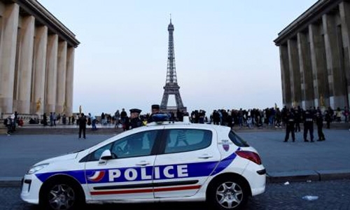 Man carrying knife arrested at Eiffel Tower