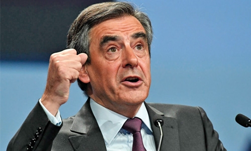 France’s Fillon battles to  keep campaign afloat