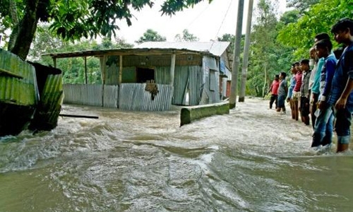 Two Bangladeshis die taking flood selfies as crisis worsens
