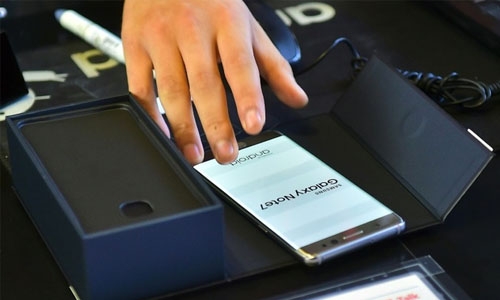 Samsung facing growing threats despite record profits