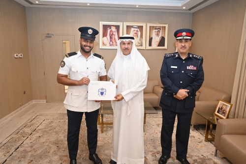 Interior Ministry Honors Employee for Exemplary Service at Bahrain Port Interior Ministry Honors Employee for Exemplary Service at Bahrain Port