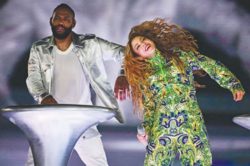 Under full moon, Shakira thrills 2 million fans on Rio's Copacabana beach Under full moon, Shakira thrills 2 million fans on Rio's Copacabana beach