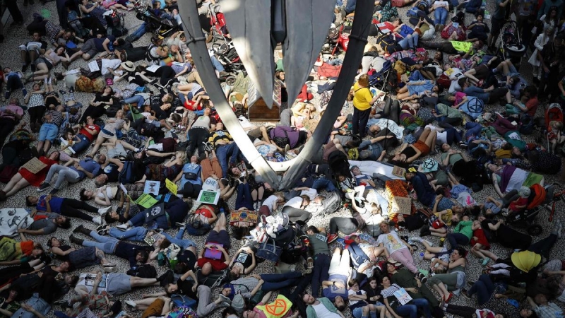 Climate change protesters halt London street blockade