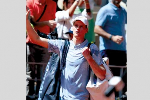 Ailing Sinner crashes out of French Open