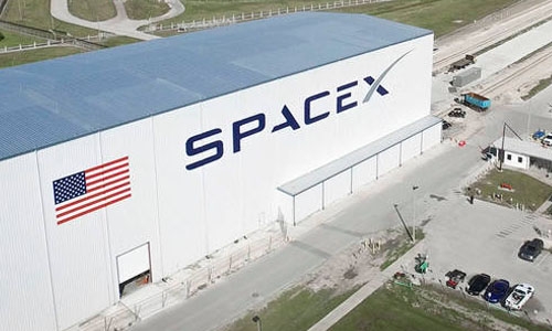 'Dragon captured' as cargo arrives at space station