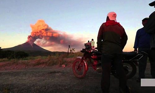 Volcano in Nicaragua spews gas and lava Volcano in Nicaragua spews gas and lava