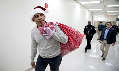 Obama delights sick children as Santa Claus in Washington Obama delights sick children as Santa Claus in Washington