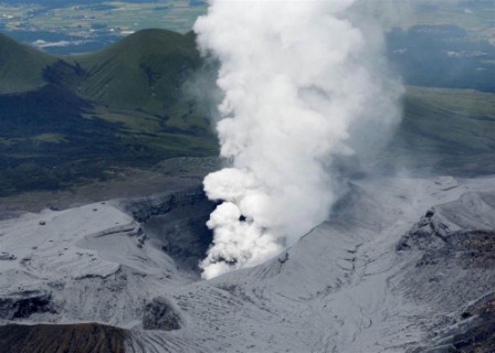 Japan warns tourists on Mount Aso after eruption Japan warns tourists on Mount Aso after eruption