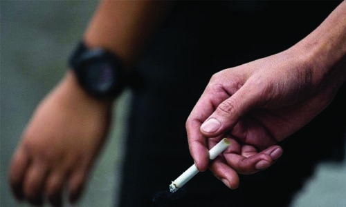 Smoking costs $1.4 tn in health care, labour loss