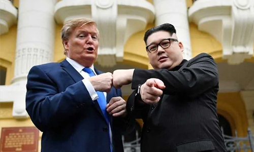 Kim, Trump lookalikes commit to ‘peace’
