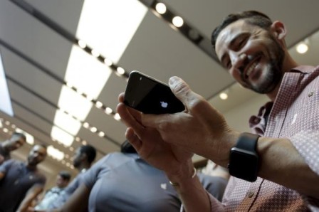 Apple reports record sale in first weekend Apple reports record sale in first weekend