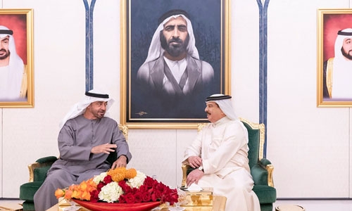 HM King Hamad , Abu Dhabi Crown Prince discuss bilateral ties