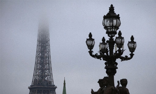 Paris chokes under worst air pollution in decade Paris chokes under worst air pollution in decade